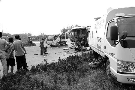 郑州新107国道厢式货车撞扫路车 一男子当场死亡_河南交通_河南汽车